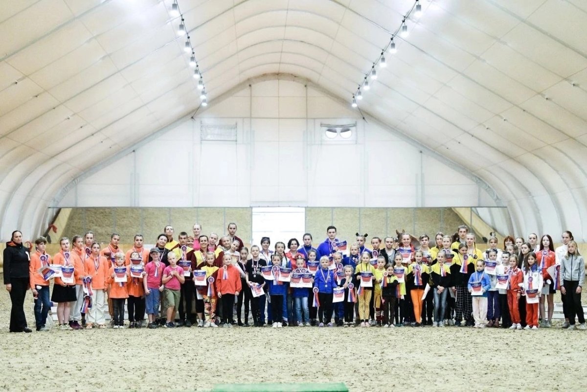 Праздник спорта и грации: в «Конной Лахте» завершились всероссийские и межмуниципальные соревнования по вольтижировке